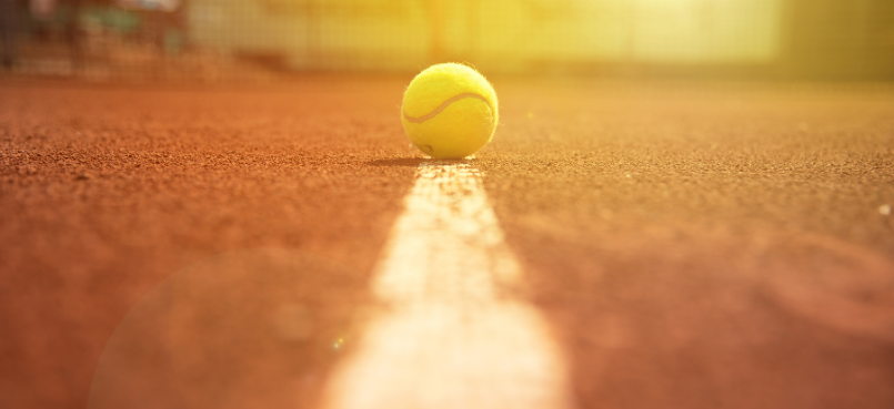 Roger Federer tijdens zijn speech in 2024 aan Dartmouth University – deelt drie levenslessen over meesterschap, imperfectie en betekenis.