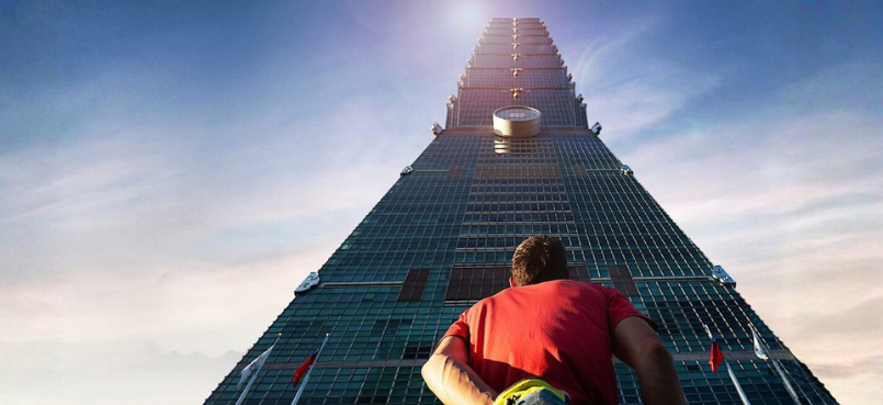 Free solo klimmer Alex Honnold klimt zonder touw honderden meters hoog langs een wolkenkrabber.