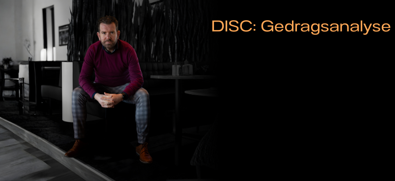 Portret van coach in donkere setting met titel DISC Gedragsanalyse, gericht op gedrag, leiderschap en teamontwikkeling.