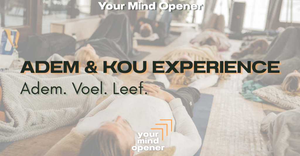 Deelnemers liggen ontspannen op de grond tijdens de ademhalingsoefening van de Adem & Kou Experience van Your Mind Opener.