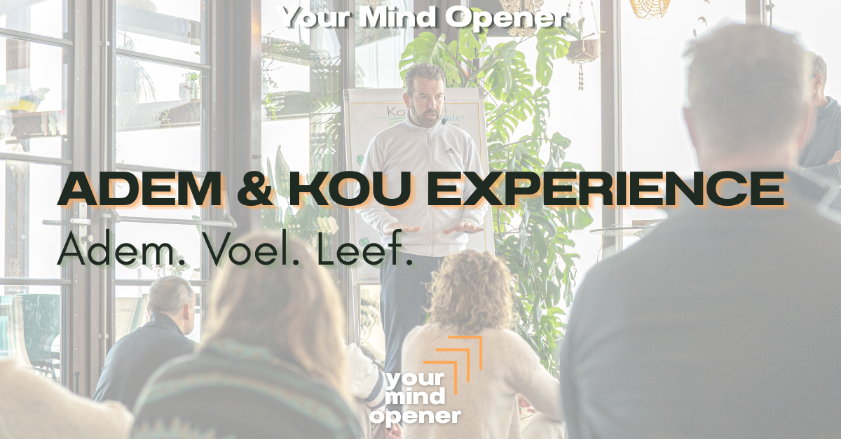 Deelnemers luisteren naar de begeleider tijdens een Adem & Kou Experience sessie van Your Mind Opener, met op de achtergrond een flipover en planten.