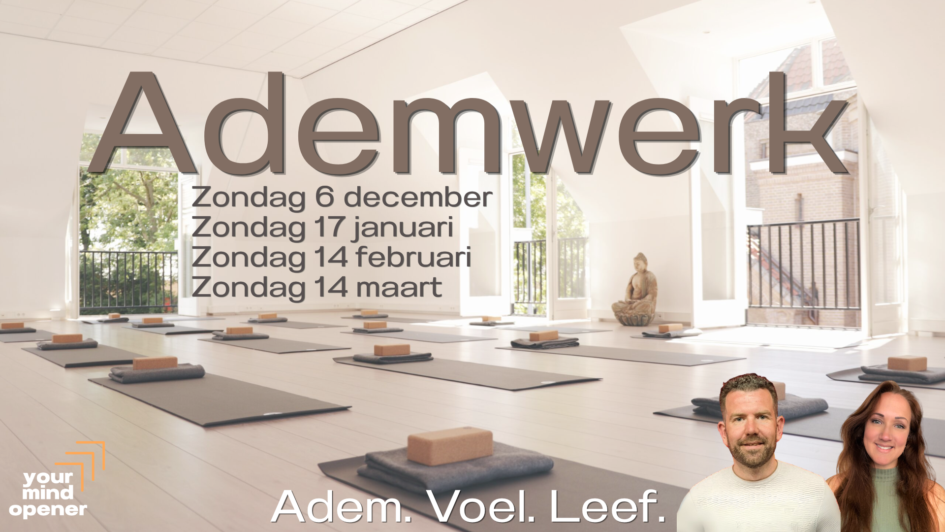 Deelnemers luisteren naar de begeleider tijdens een Adem & Kou Experience sessie van Your Mind Opener, met op de achtergrond een flipover en planten.